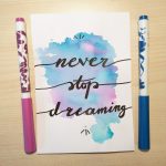 Aquarellkarte mit Handlettering "Never stop dreaming"