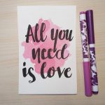 Aquarellkarte mit Handlettering "All you need is love"