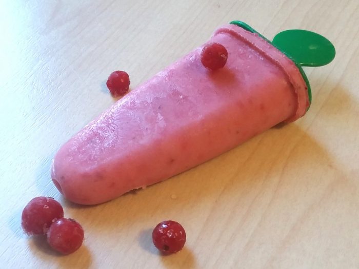 Erfrischendes Eis am Stiel mit Johannisbeeren